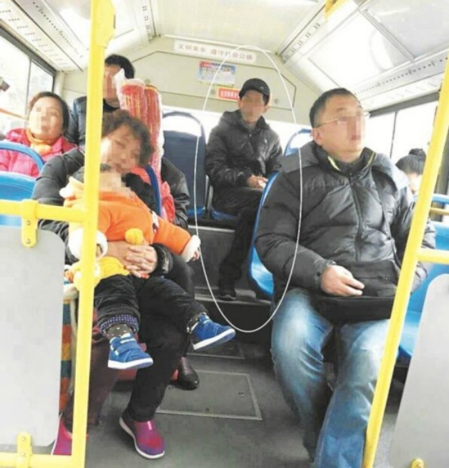 Chụp ảnh người nhà ngủ gật trên xe buýt, vô tình chụp luôn cả kẻ trộm điện thoại của chính mình - Ảnh 1.