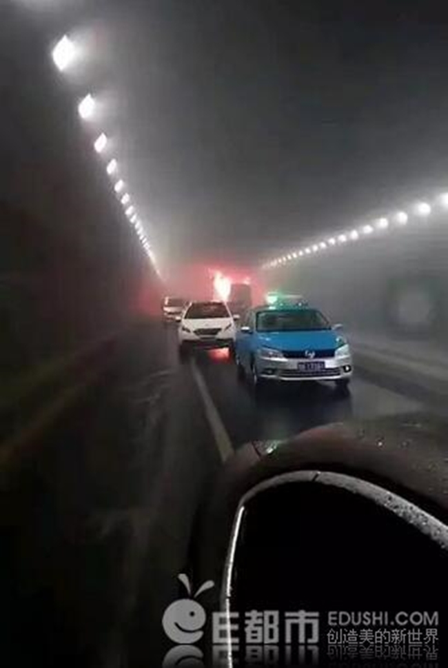 Trung Quốc: Xe đưa đón của trường mẫu giáo quốc tế bốc cháy dữ dội, 10 học sinh Hàn thiệt mạng - Ảnh 3.