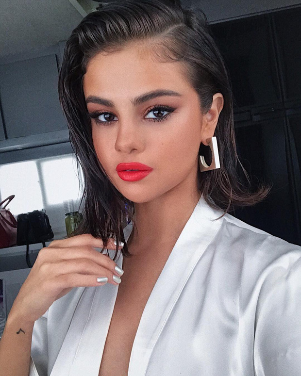 Khác hẳn ảnh selfie trên mạng, Selena Gomez ngoài đời xuống sắc vì khuôn mặt béo tròn - Ảnh 1.