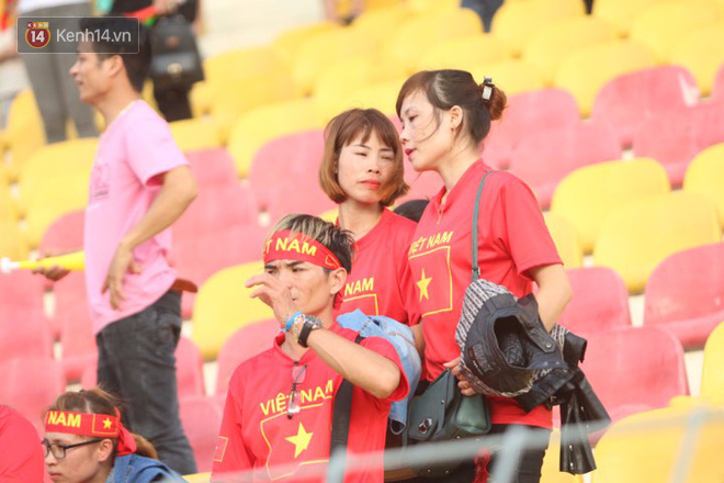 Công Phượng mắt đỏ hoe trong ngày U22 Việt Nam chia tay SEA Games 29 - Ảnh 17.