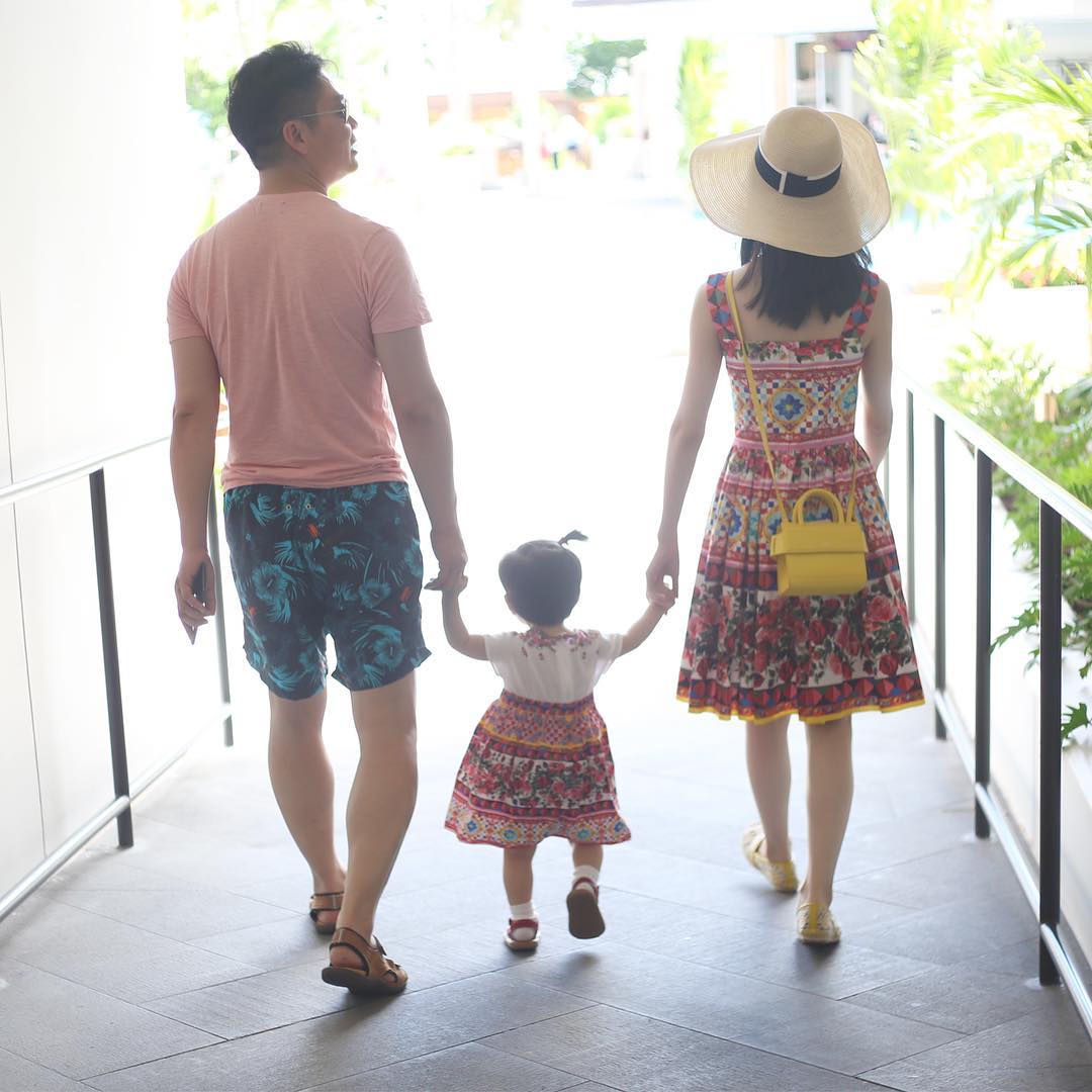 Loạt ảnh xinh đẹp quyến rũ chưa từng được c&ocirc;ng bố của c&ocirc; b&eacute; tr&agrave; sữa l&uacute;c c&ograve;n đi học - Ảnh 3.