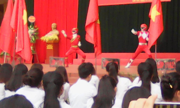 Cư d&acirc;n mạng th&iacute;ch m&ecirc; với d&agrave;n si&ecirc;u nh&acirc;n đỏ trong lễ khai giảng của trường THPT số 3 - L&agrave;o Cai - Ảnh 2.