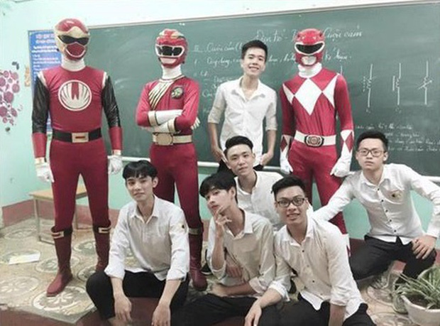 Cư d&acirc;n mạng th&iacute;ch m&ecirc; với d&agrave;n si&ecirc;u nh&acirc;n đỏ trong lễ khai giảng của trường THPT số 3 - L&agrave;o Cai - Ảnh 4.