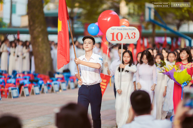 Cư dân mạng mê tít vẻ điển trai của soái ca cầm cờ trường THPT Phan Đình Phùng - Ảnh 2.
