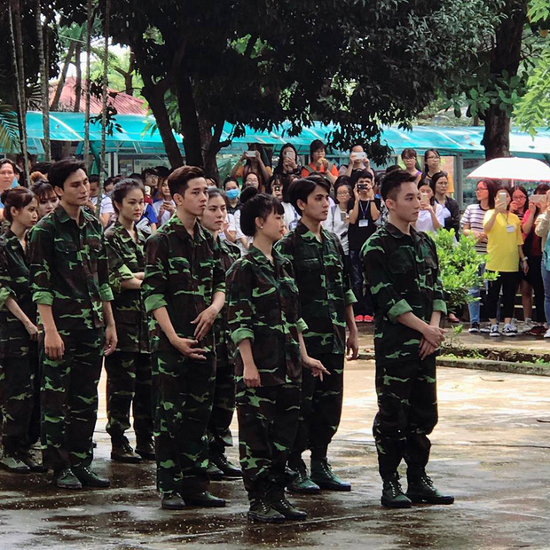 Quên Sơn Tùng đi vì có một anh lính vai phụ dù không phải là nắng nhưng vẫn chói chang chẳng kém! - Ảnh 1.