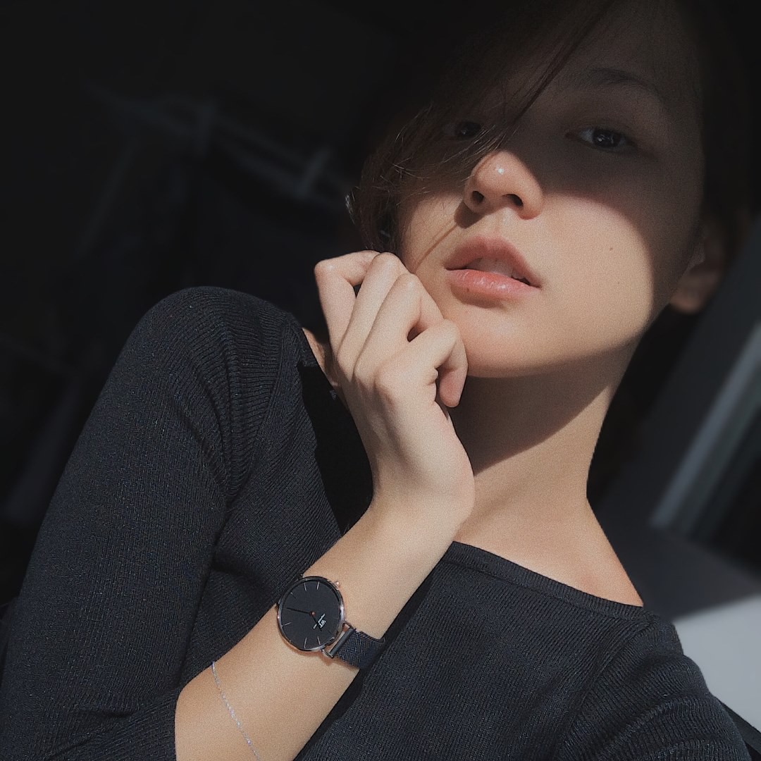 Không trang điểm cầu kỳ, các hot girl này chỉ cần kẻ lông mày và đánh son là đã xinh ơi là xinh - Ảnh 9. Không trang điểm cầu kỳ, các hot girl này chỉ cần kẻ lông mày và đánh son là đã xinh ơi là xinh - Ảnh 9.