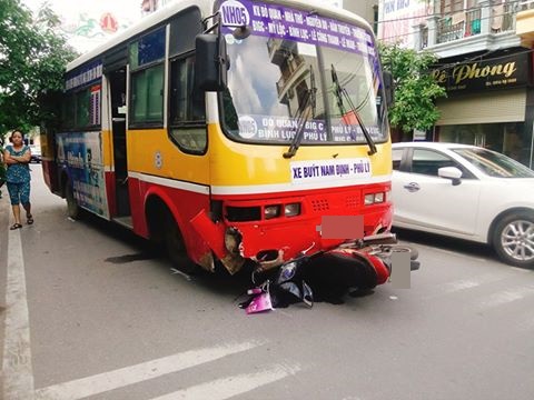 Nam Định: Nữ hộ sinh bị xe buýt cuốn vào gầm tử vong - Ảnh 1.