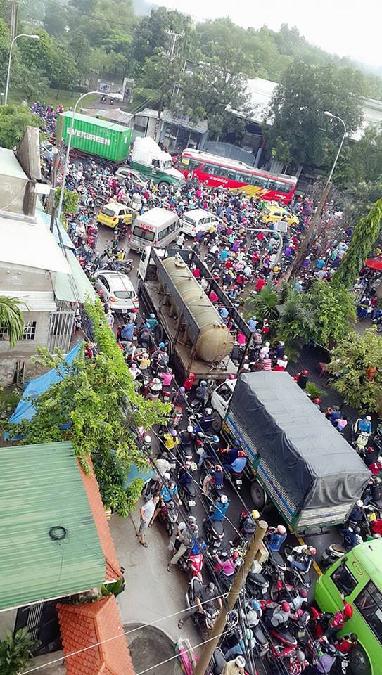 Sau cơn mưa lớn, Biên Hòa chìm trong biển nước - Ảnh 5.