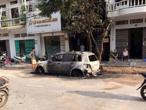 Quảng Ninh: Xe Mercedes tiền tỷ đỗ trước cửa nhà bất ngờ bốc cháy trơ khung - Ảnh 1.