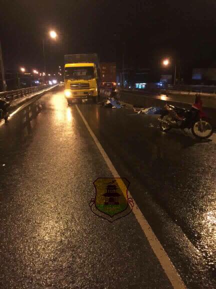 Biên Hòa: Chạy xe máy ngược chiều trên cầu, 2 người bị xe tải đâm tử vong tại chỗ - Ảnh 2.