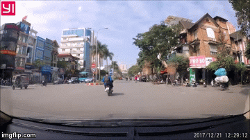 Hà Nội: Đang bê đồ băng qua đường, người phụ nữ bị cô gái đi xe máy tông bất tỉnh - Ảnh 2.