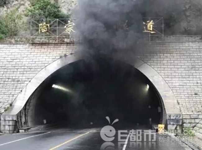Trung Quốc: Xe đưa đón của trường mẫu giáo quốc tế bốc cháy dữ dội, 10 học sinh Hàn thiệt mạng - Ảnh 2.