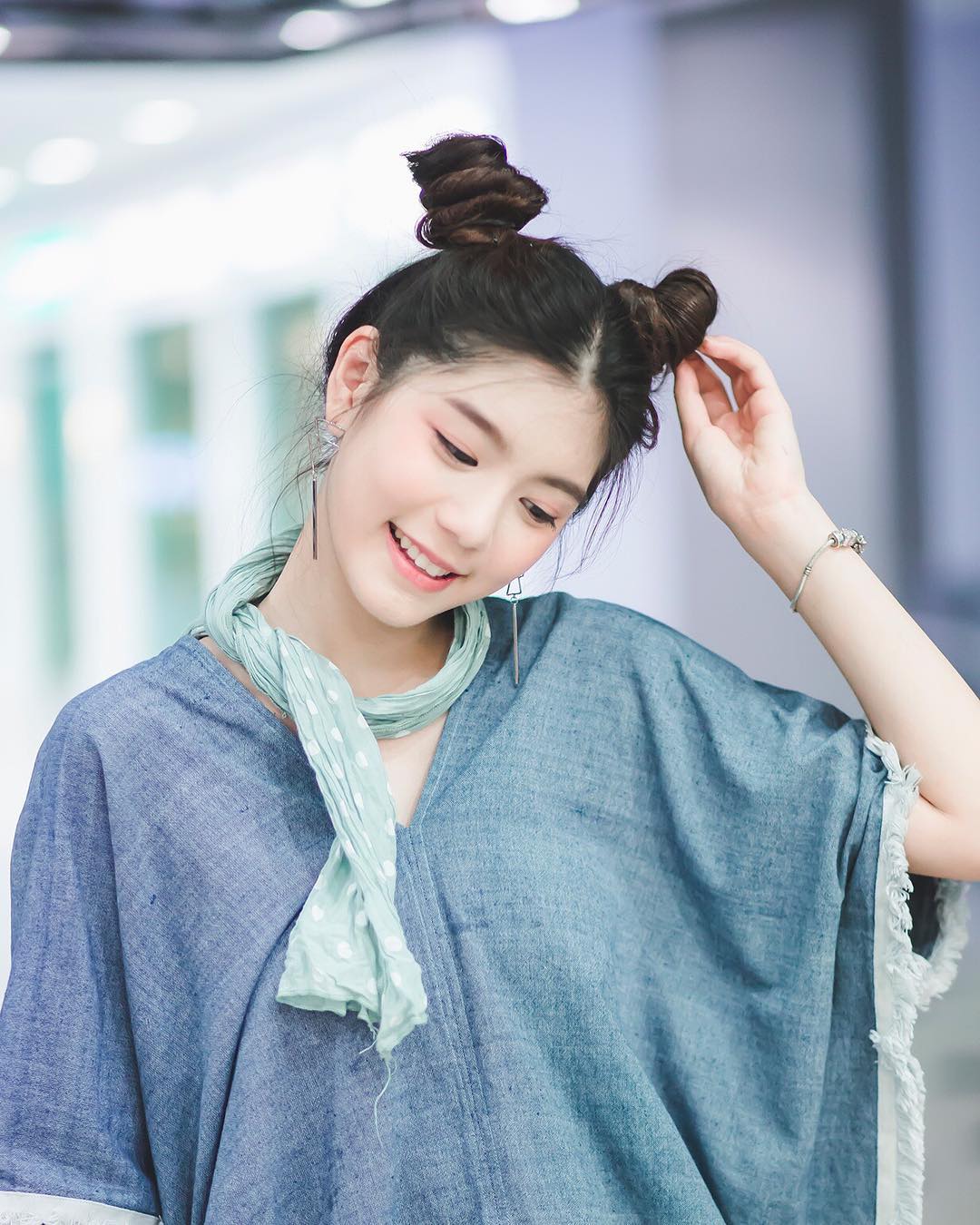 Hướng dẫn cách búi tóc củ tỏi theo phong cách Hàn Quốc khiến giới trẻ phát  sốt
