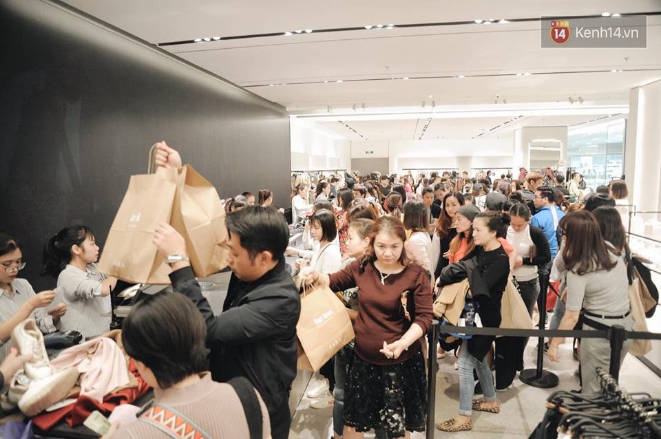 Năm 2017, chỉ khi Zara nắm tay H&M về Việt Nam, giới trẻ Việt mới có những ngày xếp hàng và mua sắm bùng nổ đến vậy - Ảnh 3.