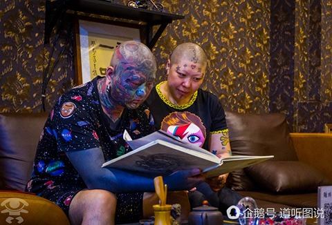 Bị người đời gọi là quái vật, cặp vợ chồng vẫn quyết tâm phá kỉ lục Guinness - Ảnh 1. Bị người đời gọi là quái vật, cặp vợ chồng vẫn quyết tâm phá kỉ lục Guinness - Ảnh 1.