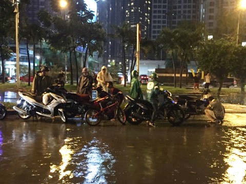 Người Sài Gòn khổ sở bì bõm về nhà trong cơn mưa cực lớn đêm cuối tuần - Ảnh 2.