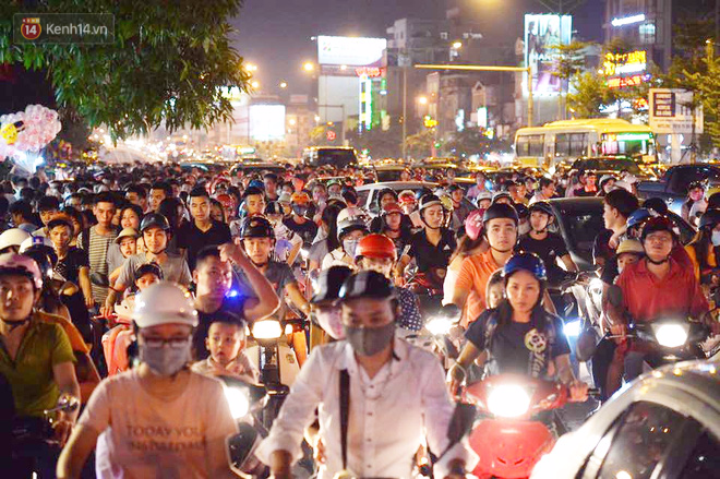 Người d&acirc;n &ugrave;n &ugrave;n đổ về Trung t&acirc;m H&agrave; Nội để chơi trung thu, nhiều tuyến đường kẹt cứng - Ảnh 17.