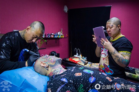 Bị người đời gọi là quái vật, cặp vợ chồng vẫn quyết tâm phá kỉ lục Guinness - Ảnh 4. Bị người đời gọi là quái vật, cặp vợ chồng vẫn quyết tâm phá kỉ lục Guinness - Ảnh 4.