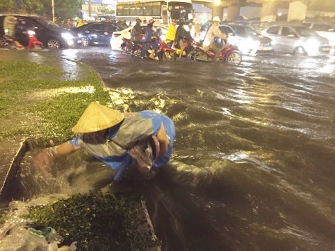 Người Sài Gòn khổ sở bì bõm về nhà trong cơn mưa cực lớn đêm cuối tuần - Ảnh 1.
