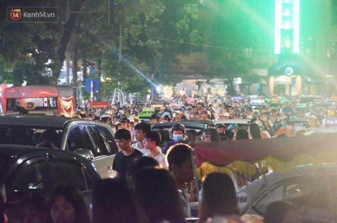 Người d&acirc;n &ugrave;n &ugrave;n đổ về Trung t&acirc;m H&agrave; Nội để chơi trung thu, nhiều tuyến đường kẹt cứng - Ảnh 10.
