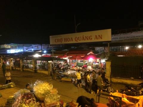 Hà Nội: Xô xát trong chợ Quảng An, thiếu niên bán hoa 16 tuổi bị đâm tử vong - Ảnh 1.