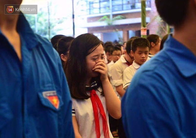 Các thế hệ học trò trường Lương Thế Vinh mắt đỏ hoe tiễn thầy Văn Như Cương - Ảnh 5.