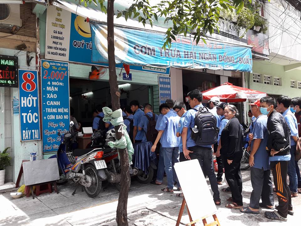 Phát ngôn gây tranh cãi: Sinh viên sức dài vai rộng ăn cơm từ thiện 2.000 đồng là không có lòng tự trọng? - Ảnh 1. Phát ngôn gây tranh cãi: Sinh viên sức dài vai rộng ăn cơm từ thiện 2.000 đồng là không có lòng tự trọng? - Ảnh 1.