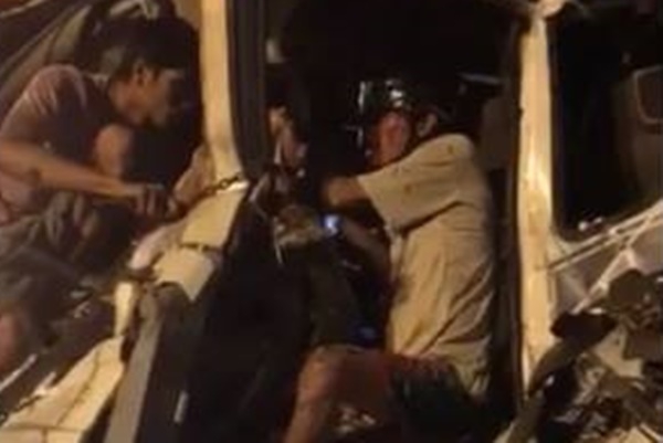 Thừa Thiên-Huế: Giải cứu tài xế bị mắc kẹt trong cabin sau va chạm kinh hoàng - Ảnh 1.