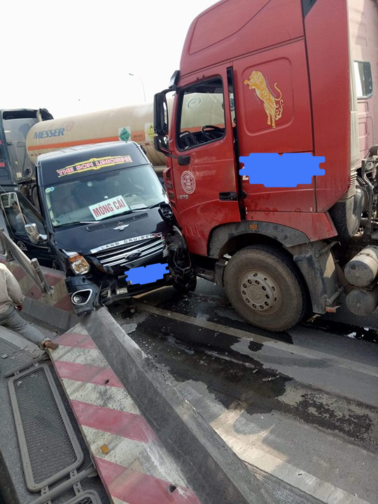 Quảng Ninh: Xe kh&aacute;ch đi ngược chiều đối đầu với xe tải tr&ecirc;n quốc lộ 18 - Ảnh 2.