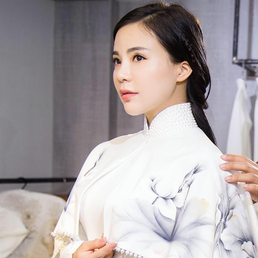 Chân dung bà chủ lô mỹ phẩm 11 tỷ không rõ nguồn gốc: Từng được đề cử tham dự Hoa hậu quý bà Châu Á 2017 - Ảnh 7. Chân dung bà chủ lô mỹ phẩm 11 tỷ không rõ nguồn gốc: Từng được đề cử tham dự Hoa hậu quý bà Châu Á 2017 - Ảnh 7.