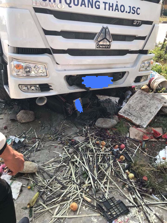 Quảng Ninh: Tai nạn liên hoàn, xe bồn lao vào sạp hoa quả ven đường khiến hai người bị thương nặng - Ảnh 2.
