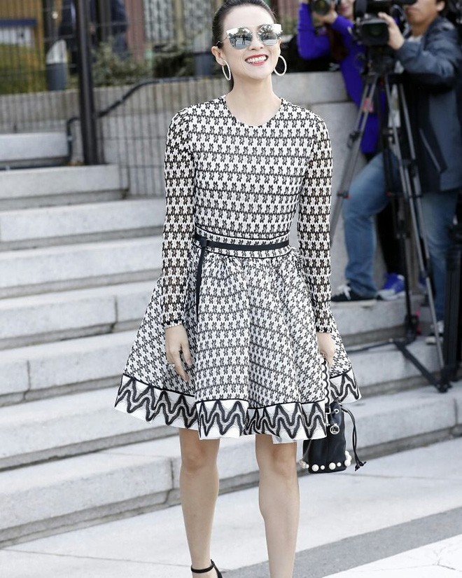 Từ chuyện Chương Tử Di mặc đồ trắng tại hôn lễ Song Song bị cho là mất lịch sự đến khác biệt trong đám cưới sao Hoa - Hàn - Ảnh 3. Từ chuyện Chương Tử Di mặc đồ trắng tại hôn lễ Song Song bị cho là mất lịch sự đến khác biệt trong đám cưới sao Hoa - Hàn - Ảnh 3.