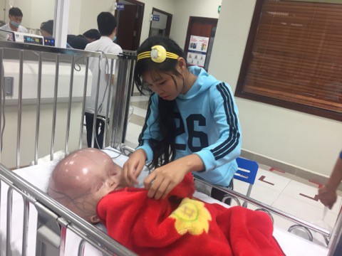 Sau thời gian chống chọi với bệnh tật, b&eacute; trai bị n&atilde;o &uacute;ng thủy ở Thanh H&oacute;a đ&atilde; qua đời - Ảnh 2.