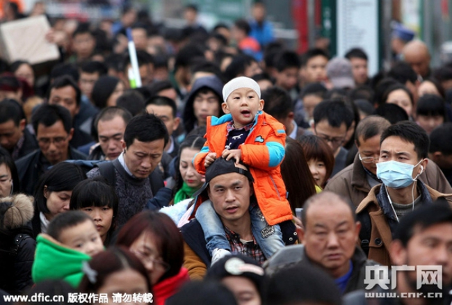 Những hình ảnh chen chúc kinh hoàng trong đợt di cư về quê ăn Tết ở Trung Quốc - Ảnh 23.