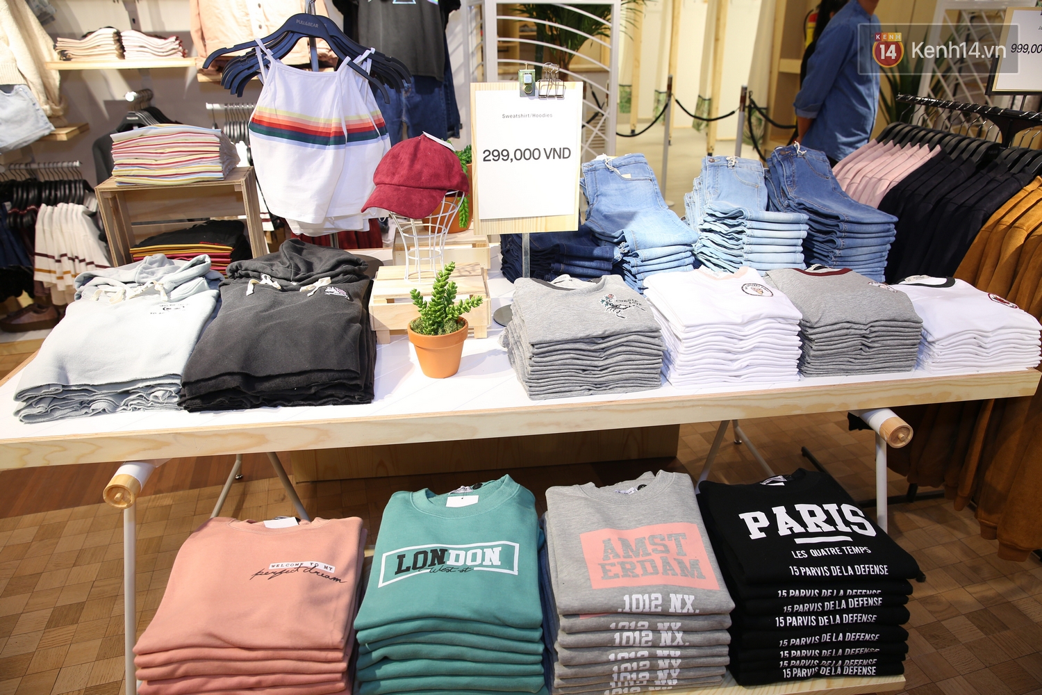 Pull&Bear Việt Nam: Giá rẻ hơn Thái Lan, áo phông giá từ 149.000 đồng, quần jeans từ 699.000 đồng - Ảnh 7. Pull&Bear Việt Nam: Giá rẻ hơn Thái Lan, áo phông giá từ 149.000 đồng, quần jeans từ 699.000 đồng - Ảnh 7.