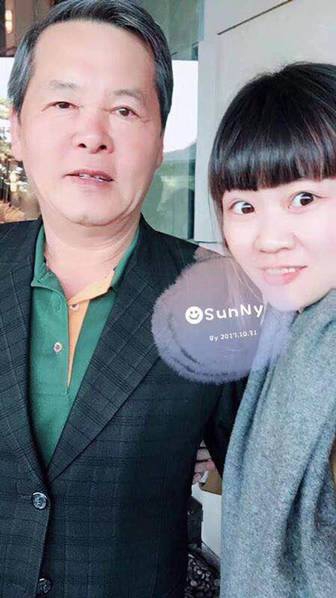 Bố Song Joong Ki giản dị, mặc lại chiếc áo thun từ hôm kia đến dự siêu đám cưới của con trai - Ảnh 2.