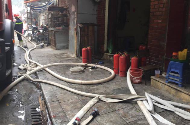 Hà Nội: Cháy lớn ở Hàng Giấy khiến 2 người thương vong - Ảnh 1.