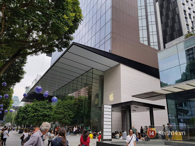 Mở bán iPhone X: Singapore và Úc la liệt người xếp hàng, thậm chí rao bán chỗ cho ai có nhu cầu - Ảnh 1. Mở bán iPhone X: Singapore và Úc la liệt người xếp hàng, thậm chí rao bán chỗ cho ai có nhu cầu - Ảnh 1.
