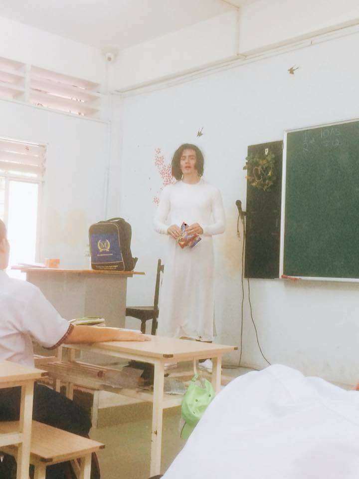 Thầy giáo Tây đội tóc giả, mặc áo dài hoá trang làm cô giáo cực đáng yêu - Ảnh 3. Thầy giáo Tây đội tóc giả, mặc áo dài hoá trang làm cô giáo cực đáng yêu - Ảnh 3.