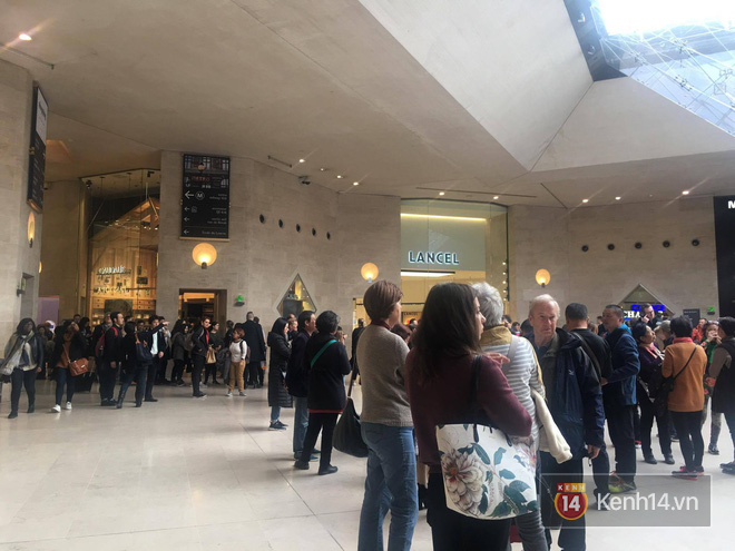 Pháp: Dân tình xếp hàng đông nghịt đi xem triển lãm bảo tàng, thờ ơ với iPhone X vì một lý do đơn giản - Ảnh 6.