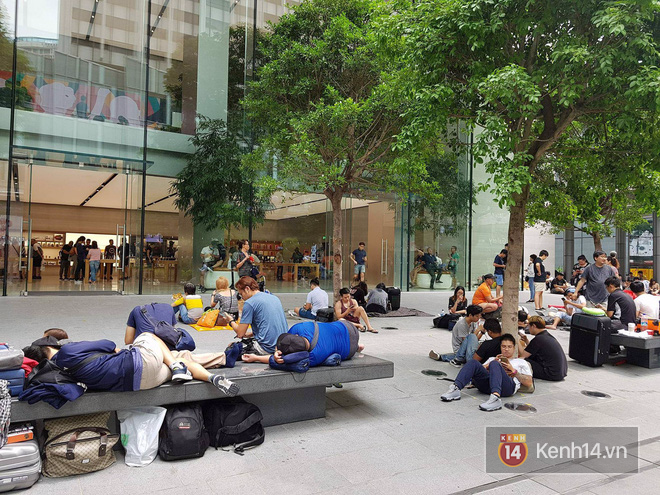 Mở bán iPhone X: Singapore và Úc la liệt người xếp hàng, thậm chí rao bán chỗ cho ai có nhu cầu - Ảnh 6. Mở bán iPhone X: Singapore và Úc la liệt người xếp hàng, thậm chí rao bán chỗ cho ai có nhu cầu - Ảnh 6.