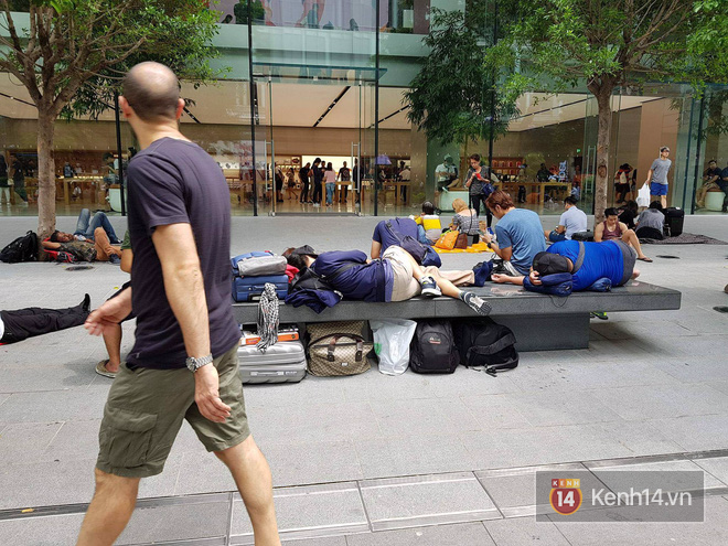 Mở bán iPhone X: Singapore và Úc la liệt người xếp hàng, thậm chí rao bán chỗ cho ai có nhu cầu - Ảnh 7. Mở bán iPhone X: Singapore và Úc la liệt người xếp hàng, thậm chí rao bán chỗ cho ai có nhu cầu - Ảnh 7.