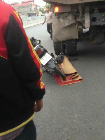 Quảng Ninh: Nam thanh niên tự đâm vào đuôi xe tải ngã ra đường, người dân cẩn thận mang chiếu ra đắp dù vẫn sống - Ảnh 3.