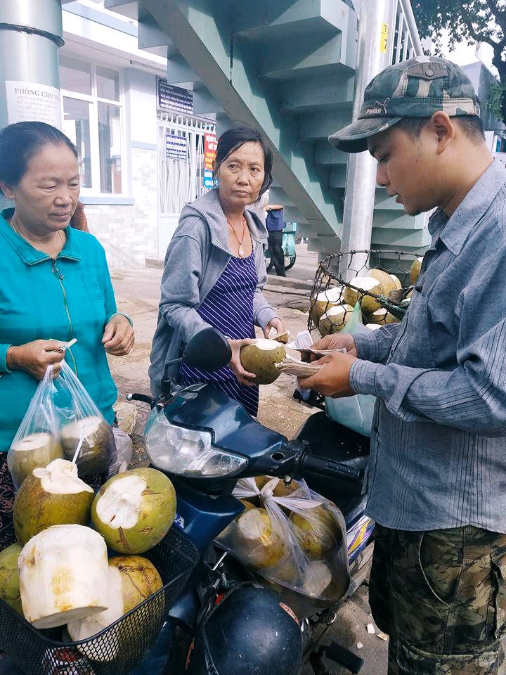 Chuyện cô gái quên ví gặp anh bán dừa dễ thương và câu cửa miệng: Bữa nào ghé trả cũng được của người Sài Gòn - Ảnh 1. Chuyện cô gái quên ví gặp anh bán dừa dễ thương và câu cửa miệng: Bữa nào ghé trả cũng được của người Sài Gòn - Ảnh 1.