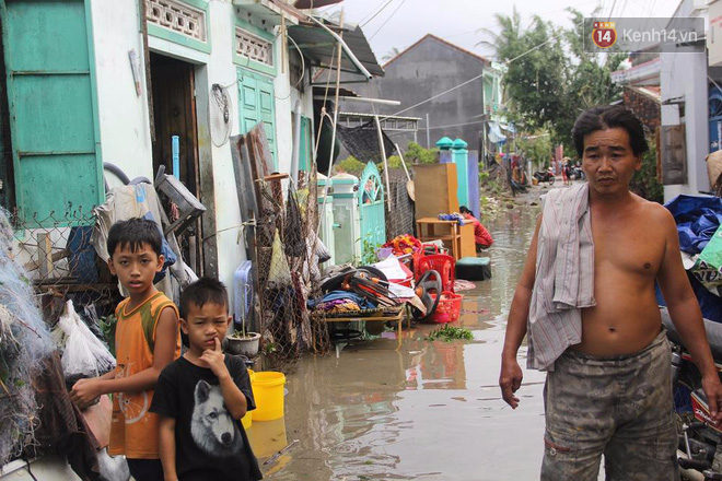 Nước mắt người dân Khánh Hòa sau cơn bão số 12: Lần đầu tiên chúng tôi chứng kiến cảnh tượng đáng sợ thế này trong 20 năm qua - Ảnh 5.