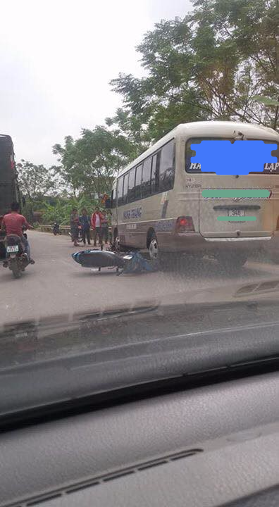Phú Thọ: Xe khách đâm nhiều xe máy khiến hai người bị thương nặng - Ảnh 2.
