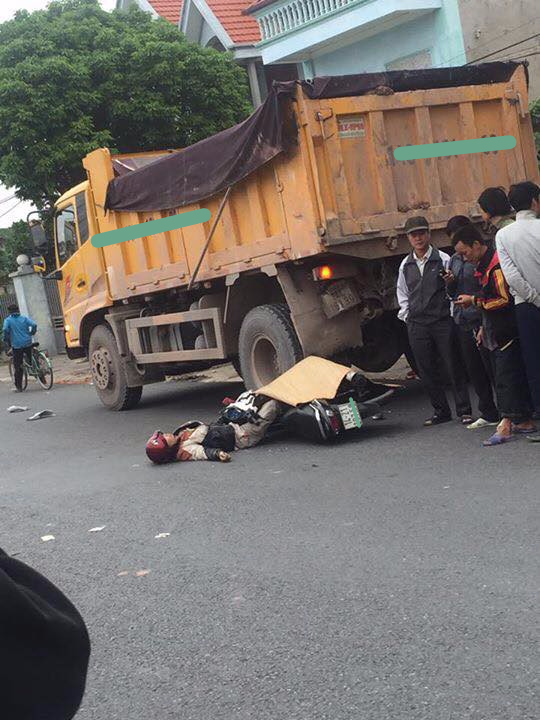 Quảng Ninh: Nam thanh niên tự đâm vào đuôi xe tải ngã ra đường, người dân cẩn thận mang chiếu ra đắp dù vẫn sống - Ảnh 2.