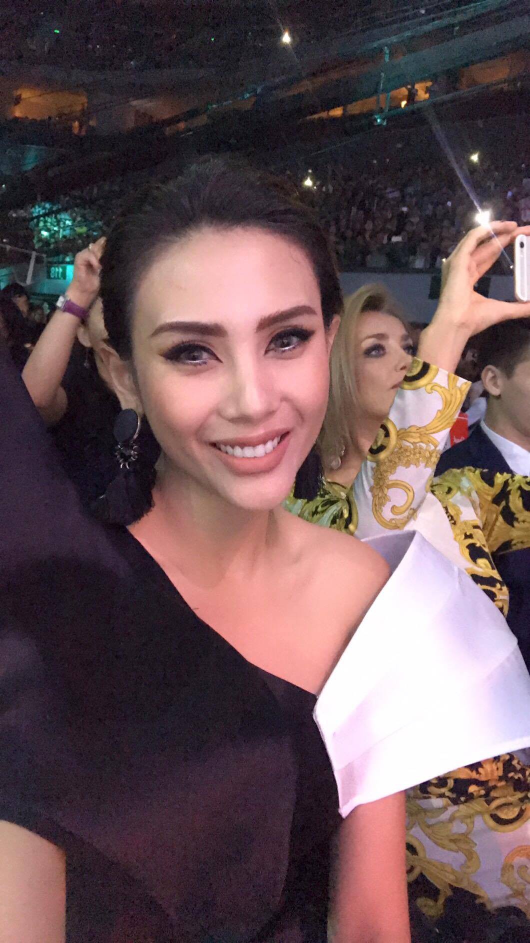 Đáp chuyến bay muộn về Việt Nam, Hoàng Yến trốn một góc vô tư ngồi ăn kem - Ảnh 2.