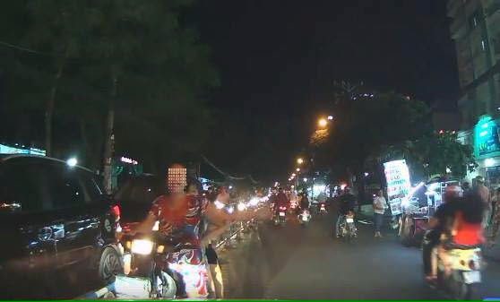 Clip: Người phụ nữ chở trẻ em đi ngược chiều kh&ocirc;ng đội mũ c&ograve;n bắt &ocirc; t&ocirc; nhường đường - Ảnh 2.