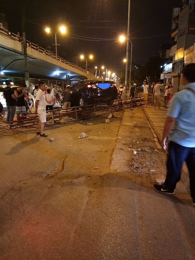 Hà Nội: Xe hơi mất lái húc bay ràu chắn tàu hỏa ngã 4 Trường Chinh - Giải Phóng - Ảnh 1.